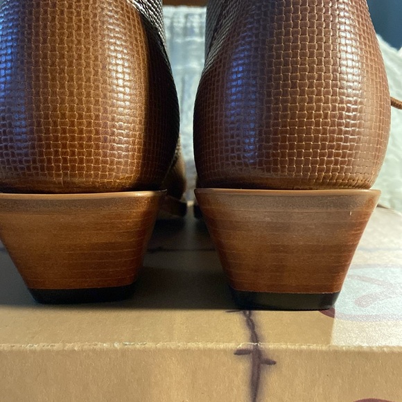 NWT Twisted X Steppin’ Out Leather Cognac Lace Up Western Bootie Size 8B - Picture 3 of 12